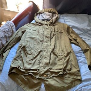 Green rain jacket, stylish, can be worn anywhere